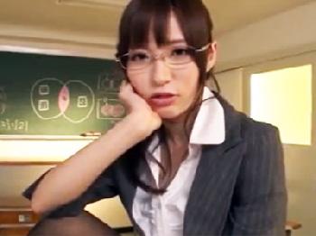 自ら指で拡げて色仕掛けしてくる女性教師と甘く激しい交尾