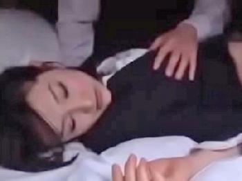 酒で深酔いして無防備に寝てしまった女性会社員を拾ったタクの運転手が送り狼性交