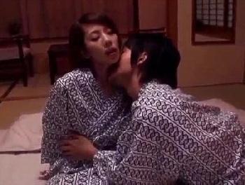 恋人のように母子で旅行→誰にも邪魔されない空間で肉親タブー交尾