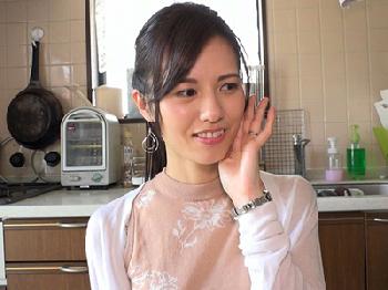 脱がせたら腹筋がすごかった素人人妻の自宅に乗り込み浮気性交