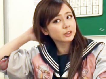 爆乳ヤンキーがクラスメイトを痴女責めして教室でコンドーム非装着の膣内射精交尾