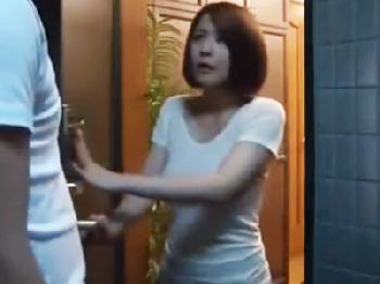 夫が寝た後に若い男を部屋に連れ込み密通交尾に夢中になる淫らな人妻