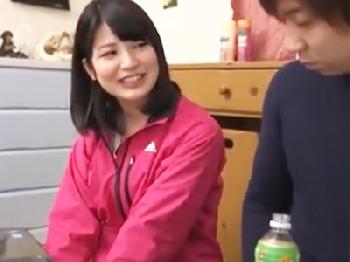 彼女が別部屋にいる隙に可愛い友人と不貞交尾するクズ男W