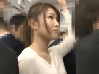 満員電車の中で痴漢に性的暴行され大量潮吹き晒する変態美女!!