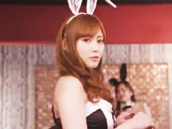 カジノでディーラーのバニーガールに性的に誘われてポーカーテーブル上で避妊具なしの性行為