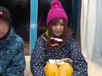 スキーに来ていた素人娘を無料でマッサージ→流れのままに挿入してオメコへ直接射精