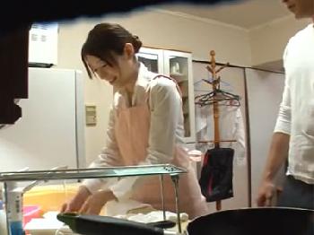 スタイル抜群のお姉さんが盗み撮りに気づけぬままに→全力の性交