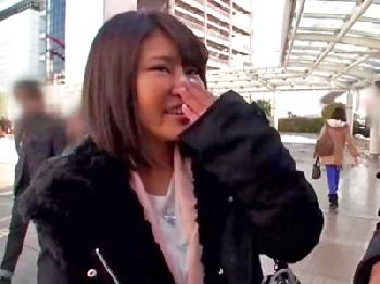 町田でナンパした巨乳素人娘が初対面の男性を手コキと生尺