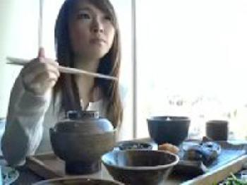 ナンパした素人人妻が巨根を見て発情スイッチオン!!中出し浮気性交!!