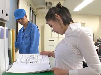 シャツのボタンが弾け飛びそうな残業女性会社員にムラっと興奮しオフィス性交