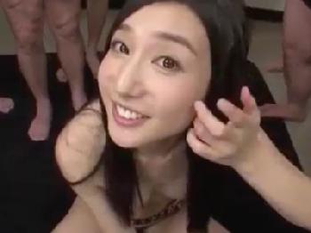 顔に精液を大量にぶっかけられご満悦な美女