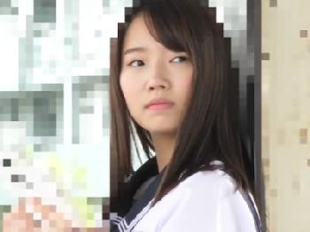 細身で華奢な女子校生をロックオン!!電車でパンツを脱がせて立ちバック中出し発射