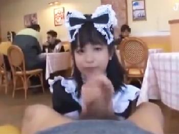 他の客が普通にごはん食べてるのに平然と性行為サービス始めるキュートなメイド