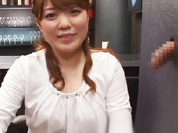 お酒のチェイサー代わりにフェラチオ精液を楽しむペニスバー