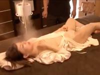 オイルエステで媚薬盛られた人妻が生ペニス挿入され大量潮吹き