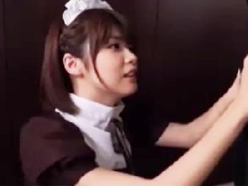 芸能人級美少女メイドが懸命にご奉仕→避妊具なしの性行為を許可