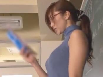 お気に入りの生徒を甘く誘いペニスを求めるビッチな女教師