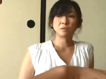 エロティックな熟女人妻が性行為への欲求に支配された変態男に強引に犯されて強制アクメ