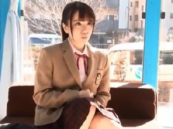 ハリのある若い身体つきの美少女女子校生がマジックミラー号での挿入で恍惚絶頂