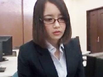 とても綺麗なメガネ女性会社員が上司のパワハラに屈して性的欲望処理ご奉仕!!
