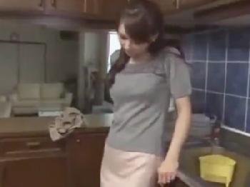 性的欲望が暴走してキッチンでオナニーする熟女人妻にペニス差出し→熱を帯びたフェラチオ奉仕開始