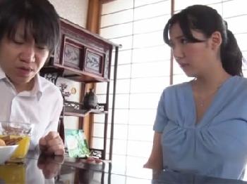 童貞息子が巨乳でエロティックな義母と禁断の肉親姦
