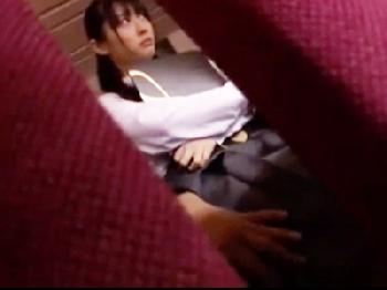 清純系女子校生がピアノのコンクール中に観客席で女陰内へ射精される成り行きを撮影