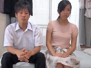 賞金に目が眩んだ家庭教師女子大生が童貞生徒とコンドーム未装着のお仕置き性交