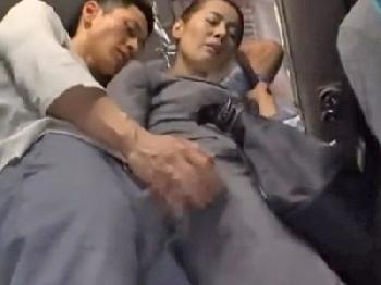 満員電車で痴漢されるも逆にフェラチオで反撃した痴熟女会社員