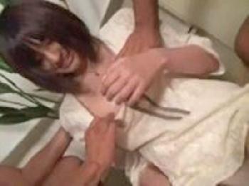 体操着ブルマの女が激しい手マンに絶叫→顔面射精SEX