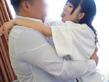 本当に女子大生!?乳首をコリコリに勃起させながら自分からディープキスしかけてくるとんでもビッチW