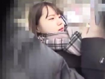 今風の雰囲気の美少女女子校生が電車内で女性器の最奥に子宮へ直接射精され涙目