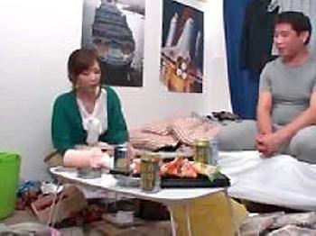 家事代行サービスのお姉さんを密室で襲う客