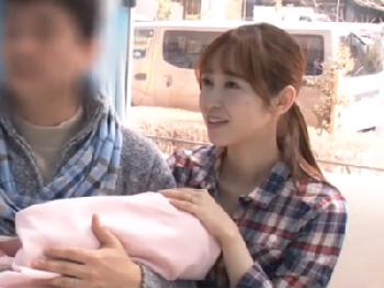 お淑やかな人妻が夫と子供を待たせて肉棒がデカすぎる男の挿入受け入れる