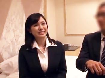 女性部下に性的に誘われて浮気に踏み込んでしまったホテルでの情事