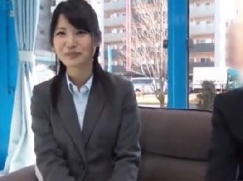 スタイル抜群の美女会社員がマジックミラー号に乗ってしまい→当然の流れで即挿入開始