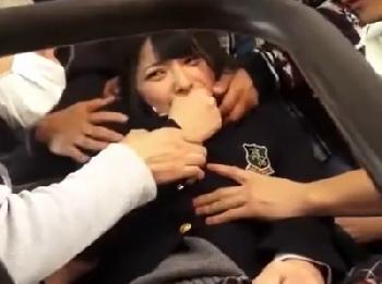 バス内で圧迫されながら複数の男に犯される女子校生