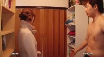 男優の自宅に訪問して挿入されるとても綺麗な素人お姉さん!!