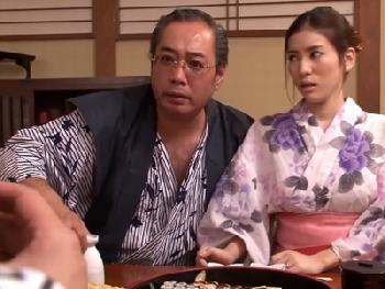 妻も一緒の社員旅行で否応なしに飲まされた夫…その間にクソ上司たちに寝取られ性交!!