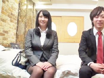 終電逃した女性会社員が既婚同僚とラブホテル一泊して浮気性交