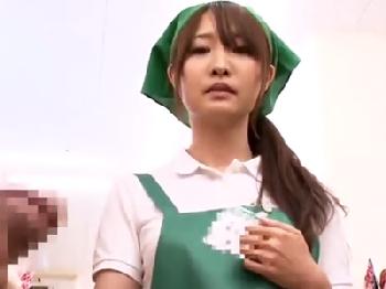 客のセンズリ見てムラっときたスーパー店員がペニス咥え込み!!