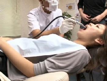 歯医者で口を開けられたままそのまま精液流し込まれる美女たちW
