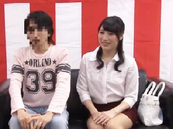 マジックミラー越しに夫を見ながら挿入されるとても綺麗な若妻