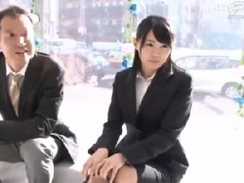 清楚な新人女性会社員が20歳も上の既婚中年上司とSEXするW