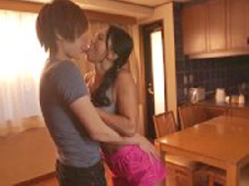 世界的ボディビルダーである友人の母の褐色で引き締まった肉体をいただく