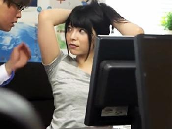 可愛い部下の脇に性的興奮して欲求を抑えられなくなった変態上司が強姦して脇射W