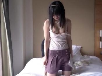 色白でキュートな系の女の子が自らアソコ広げるギャップ萌え