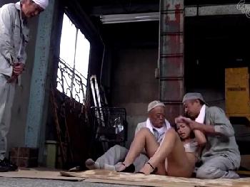 未亡人になった社長夫人が雇用労働者たちのスト婦女暴行を受け肉奴隷に