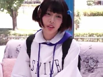 童顔のショートヘア黒髪美少女にコスプレさせて強引に肉棒挿入