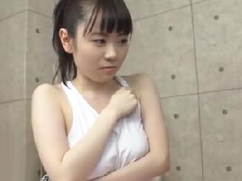 童顔なのにしっかり巨乳の美少女が一心不乱にペニスを手コキと生尺